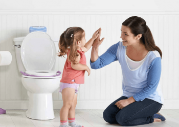 للأمهات.. أسهل طريقة لتدريب طفلك على الحمام وخلع الحفاض