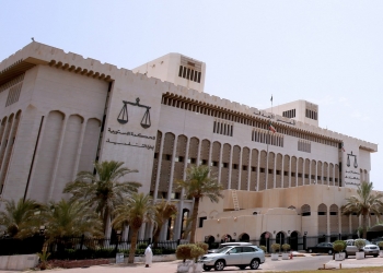 السجن 10 سنوات لمسؤول و3 مصريين في الكويت