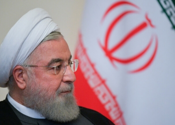 متابعة - مظفر إسماعيل قال الرئيس الإيراني "حسن روحاني"، إن اليوم هو "نهاية الرئيس الأمريكي المنتهية ولايته، دونالد ترامب، المستبد". آملا من الرئيس الأمريكي المنتخب، "جو بايدن"، العودة إلى الاتفاق النووي. وأضاف: "اليوم هو نهاية ترامب المستبد، والظالم، وإدارته المشؤومة". لافتاً إلى أن "ترامب كان إرهابيا اقتصاديا أحمقا، واليوم هو آخر يوم في حياته السياسية". وأشار روحاني في إطار الحديث عن الإدارة الأمريكية الجديدة وتعاطيها المستقبلي مع الاتفاق النووي الإيراني. إلى أن طهران "تأمل ممن يتسلم السلطة في البيت الأبيض، العودة إلى القانون والالتزامات الدولية". مؤكداً أنه "في حال أثبتت إدارة بايدن مصداقية في العودة إلى التزاماتها، ستقابل برد إيجابي من إيران". وأضاف الرئيس الإيراني: "نأمل من إدارة بايدن العودة إلى القرار 2231 الخاص بالاتفاق النووي". داعياً الرئيس الأمريكي الجديد، إلى "العودة إلى الاتفاق النووي والقانون والالتزامات والعمل على محو آثار إدارة ترامب". وأشار إلى أن إيران "ستتبع سياسة خطوة مقابل خطوة، وبيان مقابل بيان، وتنفيذ الإجراءات مقابل تنفيذ الإجراءات". كما لفت "روحاني" إلى أن" يوم تنصيب الرئيس الأمريكي الجديد، حول واشنطن إلى قاعدة عسكرية". موضحاً أن هذا الأمر "من ثمار أفعال ترامب". وتابع: "لقد مات ترامب، وانتهت حياته السياسية، لكن الاتفاق النووي بقي حياً، ولم ينجح في القضاء عليه".