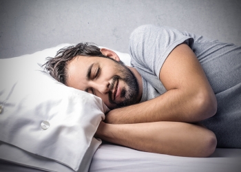 دراسة جديدة توضّح فوائد النوم قبل تلقّي لقاحات كورونا