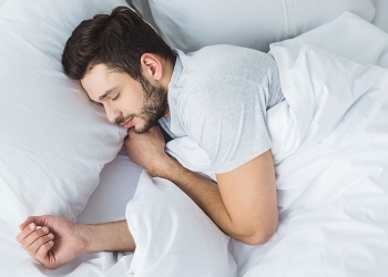 خطوات سهلة تساعدك على النوم في نصف ساعة.. منها التأمل