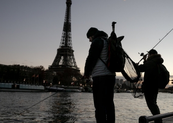 شاهد.. صيد سمكة عملاقة مذهلة وسط باريس وإطلاق سراحها مجدداً!