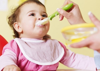 في شهره التاسع..ماهي الأطعمة التي تساعد طفلك على تقوية حركته؟