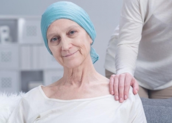 سيدة تخضع للعلاج الكيماوي 18 شهراً لتكتشف أنها غير مصابة بالسرطان!
