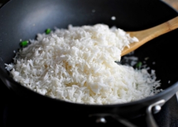وداعاً للطرق التقليلدية..طريقة مذهلة لتسخين الأرز حفاظاً على قوامه!
