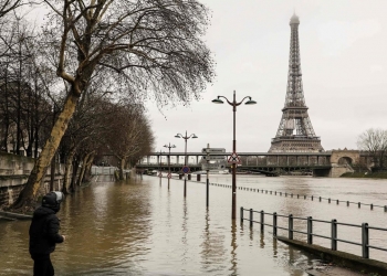 بالفيديو.. الفيضانات تغرق باريس ونهر السين السبب!