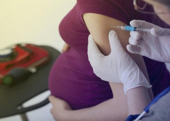 حقيقة عدم إتاحة تلقي النساء الحوامل للقاح كورونا