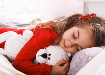 اتبعي هذه النصائح لتجعلي موعد نوم أطفالك هادئاً وممتعاً