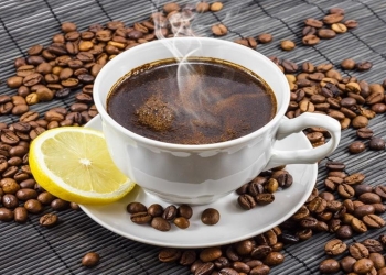 فوائد جمالية وعلاجية خارقة للقهوة بالليمون ستدفعك لتناوله يومياً
