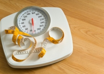 هل يسبب تناول الوجبات الخفيفة قبل النوم زيادة الوزن؟
