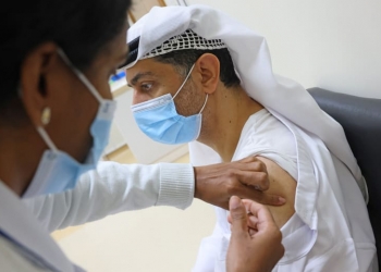 الصحة الإماراتية تقدم 93,101 جرعة من لقاح كورونا خلال يوم
