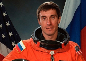 رائد فضاء يشهد اختفاء بلده بعد إرساله في مهمة خارجها