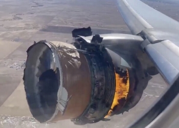 مقطع فيديو يحبس الأنفاس لمحرك الطائرة الأمريكية أثناء اشتعاله