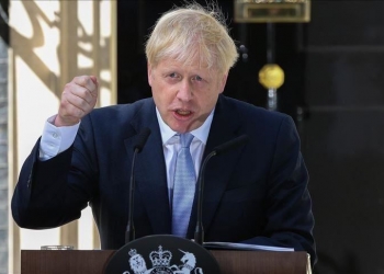 رئيس وزراء بريطانيا يطرح خطة خروج إنجلترا من الإغلاق