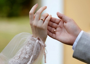 دراسة تكشف علاقة الزواج في عمر العشرين بالتوتر