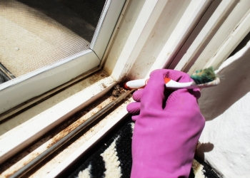 بدون تعب.. حيلة سريعة لتنظيف مسارات النوافذ من الأتربة العالقة