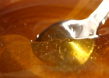 قد تؤدي للموت.. احذر تناول العسل بملعقة معدنية لأسباب ستصدمك