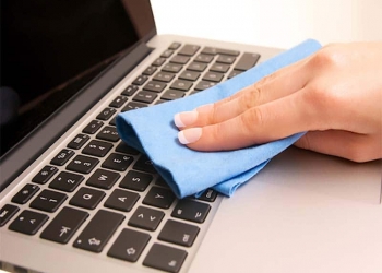 الطريقة الصحيحة لتنظيف لوحة مفاتيح اللابتوب دون إلحاق الضرر بها