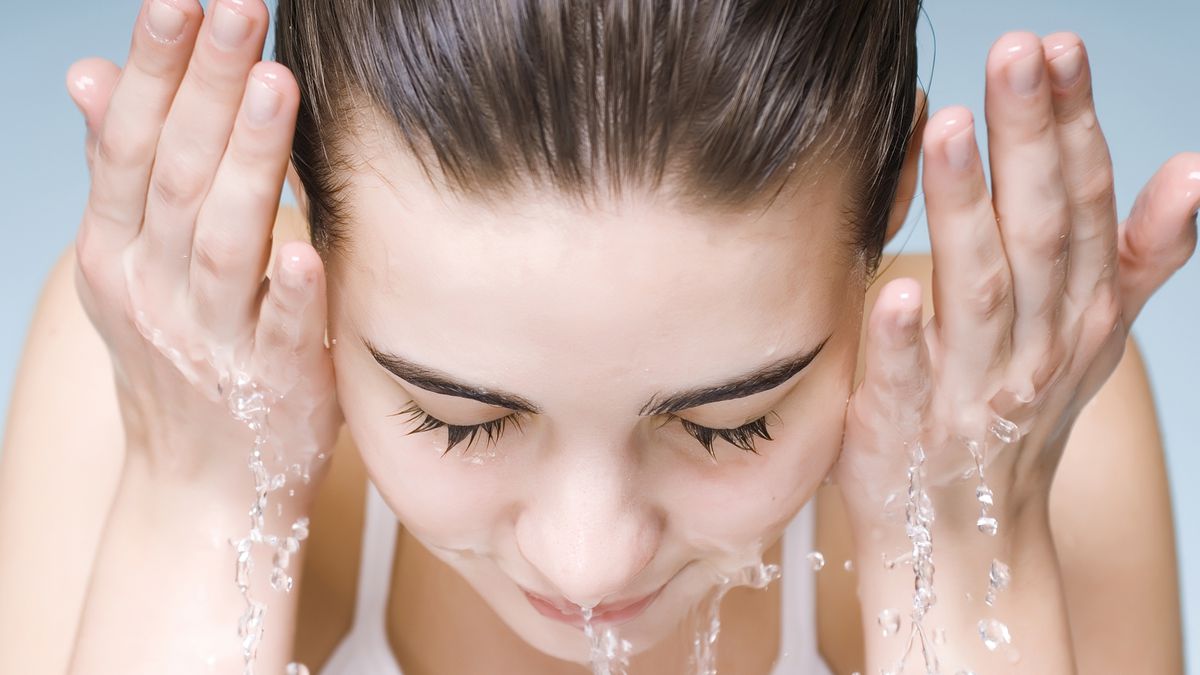 13 فوائد خارقة لغسل الوجه بمحلول الماء والملح لاتفوتيها