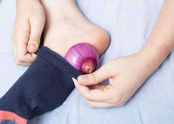 هل يمكن لوضع البصل داخل جواربك أثناء النوم أن ينقص من وزنك؟.. التفاصيل ستصدمك