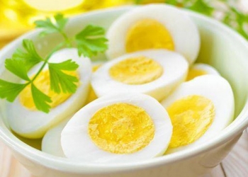هل يعد سلق البيض أكثر من ربع ساعة ضارّ بالصحة؟.. إليكم الحقيقة