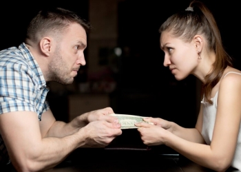 الخلافات المالية بين الأزواج