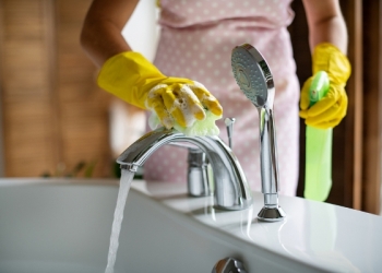 دون تكاليف.. أسهل طريقة لتنظيف الكروم في المطبخ والحمام