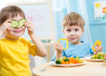 باحثون يفجرون مفاجأة حول مخاطر لعب الطفل أثناء الأكل