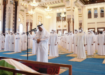 حاكم دبي يؤدي صلاة الجنازة على جثمان حمدان بن راشد
