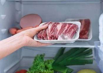 أسرع طريقة لفك تجميد اللحم وتذويبه دون أن يسبب الضرر