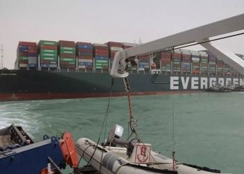 مسؤول يكشف عن السبب المحتمل لحادثة السفينة الجانحة بالسويس