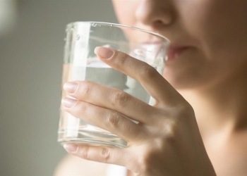 ماذا يحدث لجسمك عند تناول كوب ماء بارد بعد الأكل؟