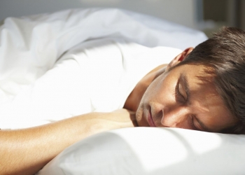 هل يمكن أن تستفيد من النوم في بناء العضلات؟ إليك الإجابة