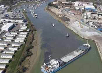 ميناء بريطاني يشهد حالة مماثلة لحادثة قناة السويس