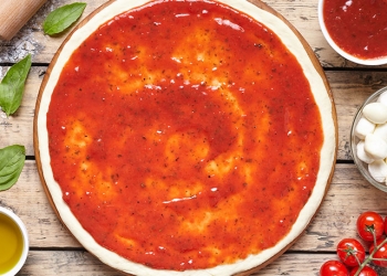 خطو بخطوة.. إليكم سر صلصة البيتزا على الطريقة الإيطالية