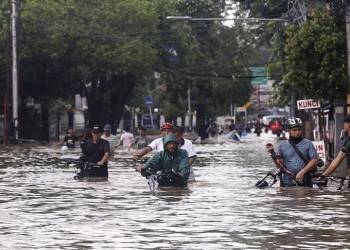حصيلة كبيرة لضحايا فيضانات وانهيارات إندونيسيا