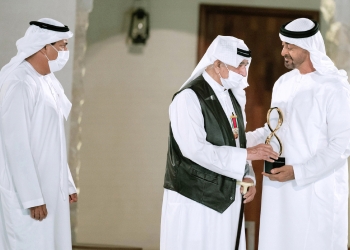 محمد بن زايد يكرم 12 شخصية بجائزة أبوظبي