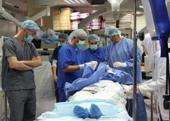 بالفيديو.. مريضة تغني لعمرو دياب أثناء عملية جراحية وتفاجئ الأطباء