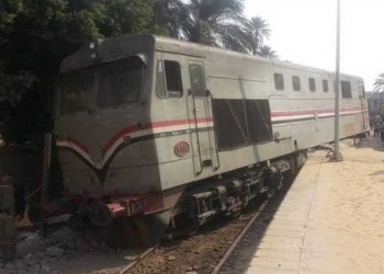 شاهد.. لقطات مرعبة لحادثة خروج قطار عن القضبان في مصر