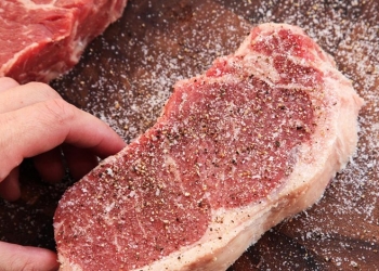 احذروا رش الملح على اللحوم قبل وضعها في زيت القلي لسبب صادم!