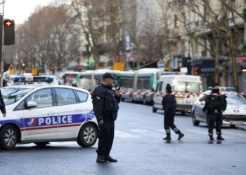 شرطية فرنسية تتعرض للطعن