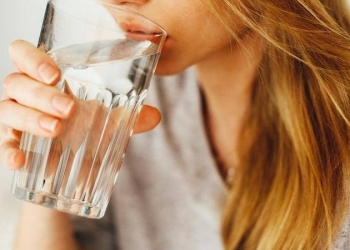 هذا ماذا يحدث لجسمك عندما تشرب الماء فقط لمدة 30 يوماً