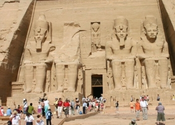 مصر.. مسؤولة تكشف حجم إيرادات السياحة وعدد السائحين