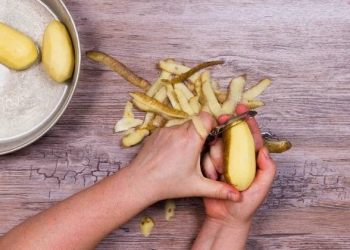 تقشير البطاطا بطريقة سهلة وسريعة