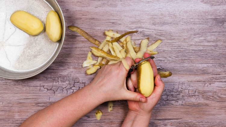 تقشير البطاطا بطريقة سهلة وسريعة