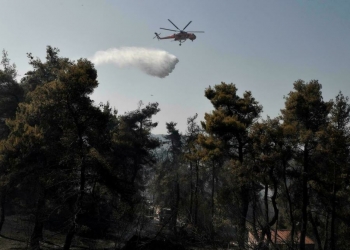 حريق ضخم خارج عن السيطرة يهدد منازل قرب أثينا