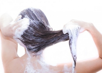 تمشيط الشعر أثناء الاستحمام