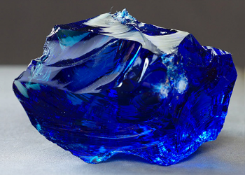 بهذه القيمة.. اكتشاف حجر ياقوت أزرق ضخم في سريلانكا
