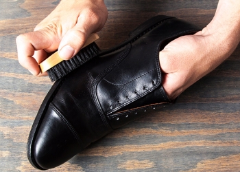 ستدهشك.. 5 حيل فعّالة لتنظيف الأحذية الجلدية دون الحاجة إلى الملمع