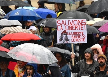 تظاهرات في فرنسا وإيطاليا ضد الشهادة الصحية